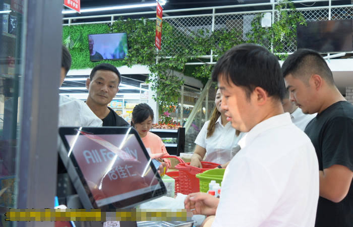 人群|知名度很高的怡佳仁零食店怎么選址??？