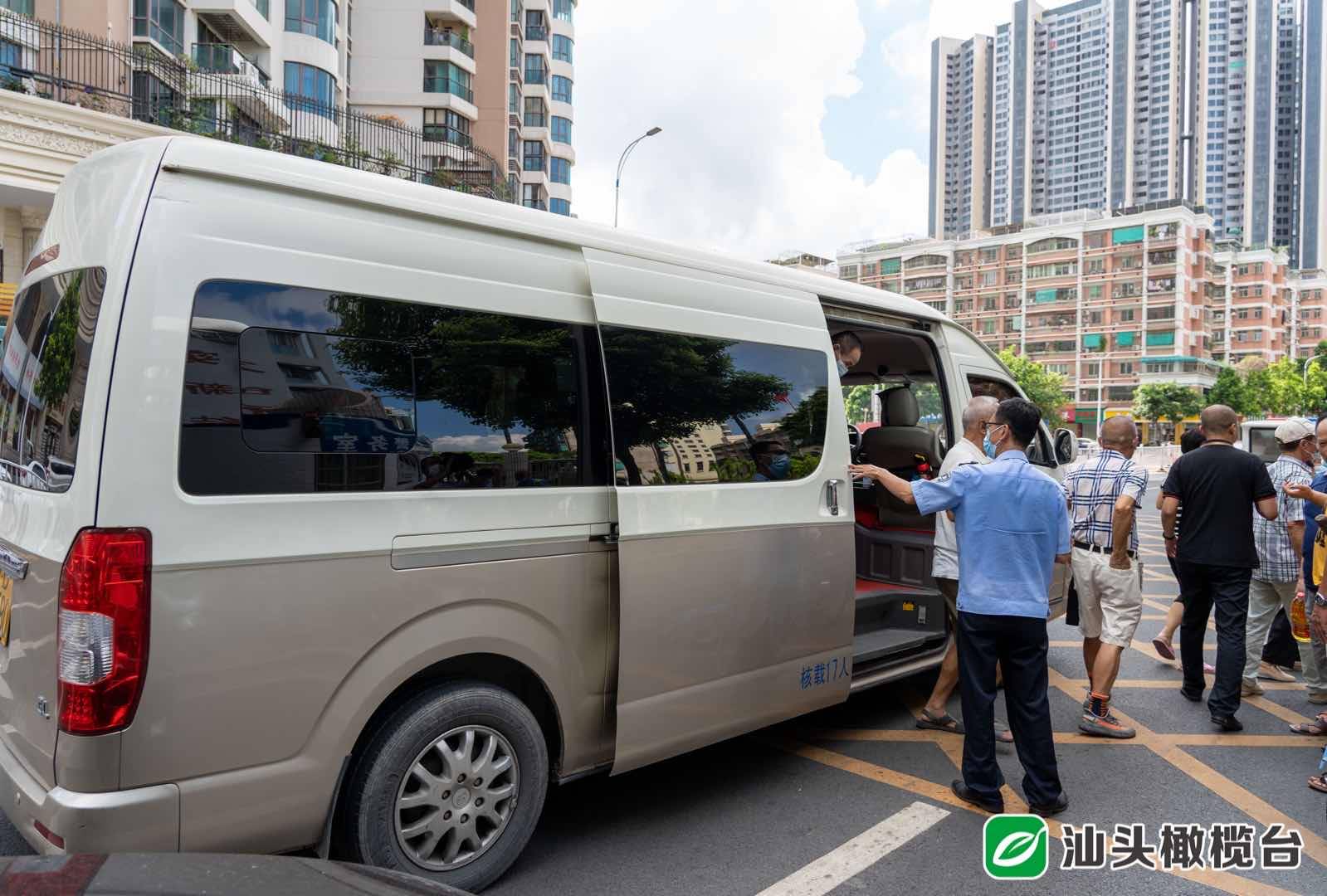 通过专车接送,设立爱心座椅,免费提供矿泉水等一站式服务,把"我为群众