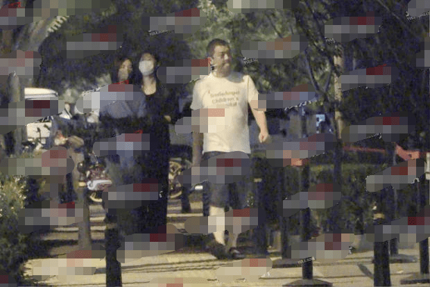图片|李亚鹏一家街头散步打扮朴素 女儿女友全程交流少