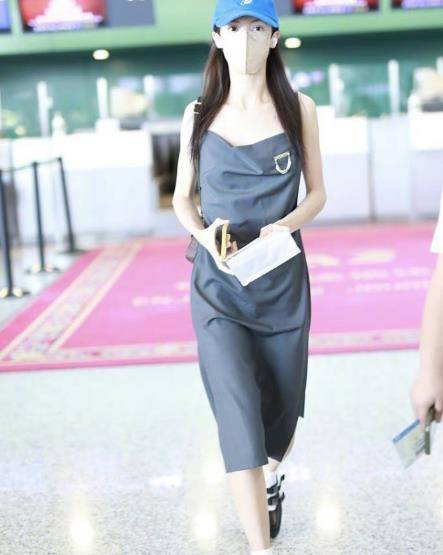 后背|金晨机场穿“荡领”吊带裙,后背设计比前面好看,就是身材太骨感