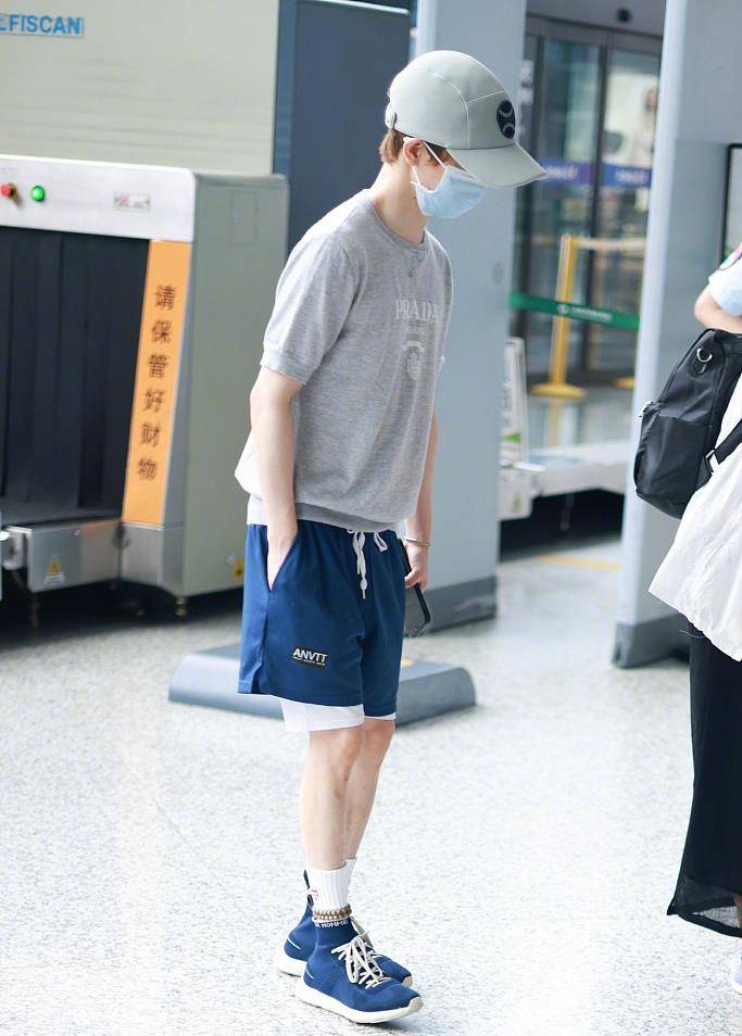 郭敬明|郭敬明罕见现身，全程手揣兜装酷，网友：绝对没有一米五！