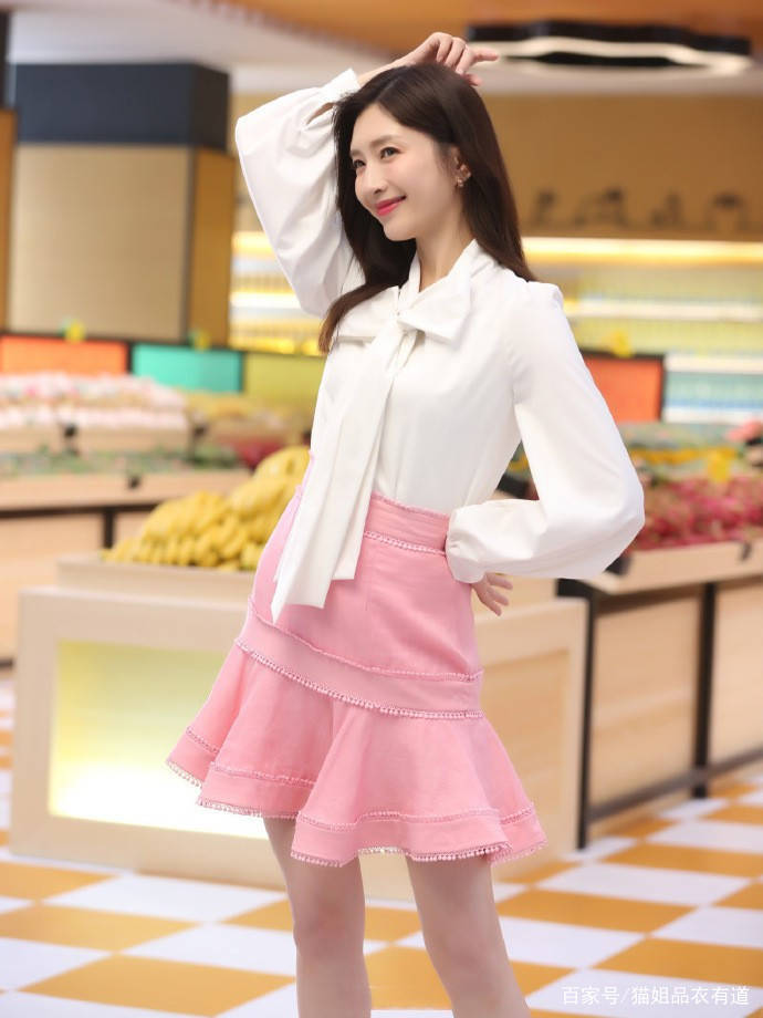 视觉|1米68的江疏影体重还不过百，穿白衬衫下摆“塞裙腰”，优雅耐看