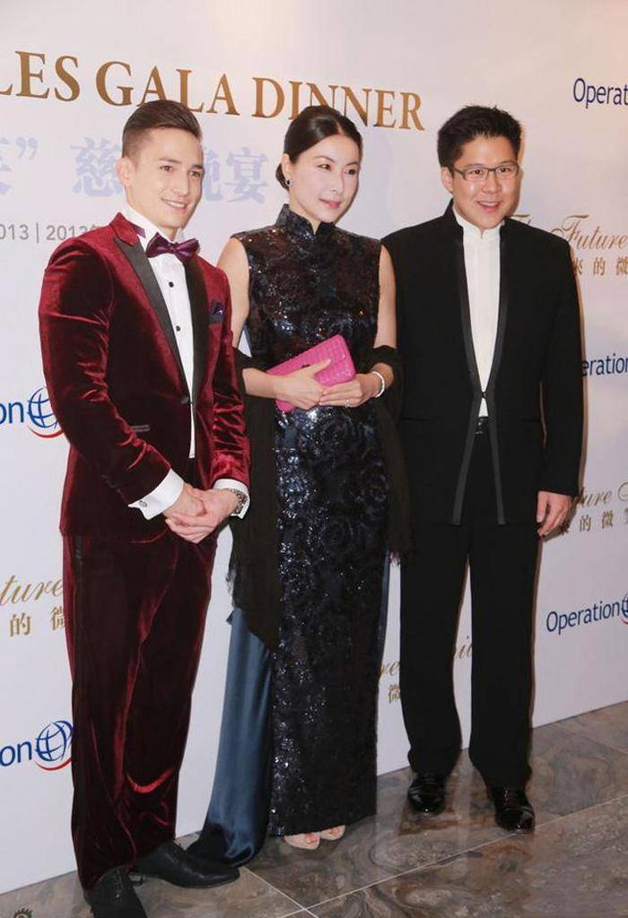 郭晶晶|郭晶晶不愧是“阔太太”,一袭亮片旗袍裙优雅高贵,气质绝佳