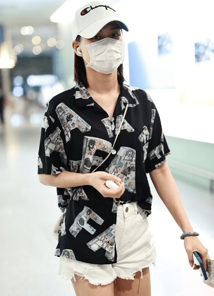 元素|何超莲低调现身机场，衬衫半塞进短裤秀腿长，穿国货鞋增好感