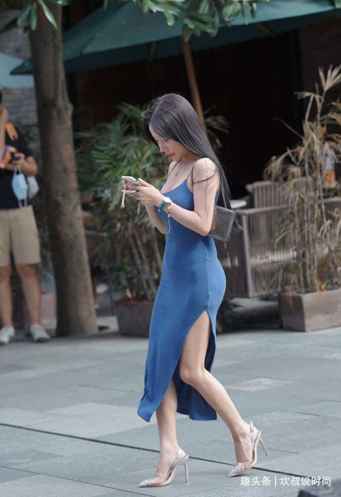 宁静|秋日时髦穿搭，“大姐姐”的时尚开叉裙，一路“秀”大长腿！