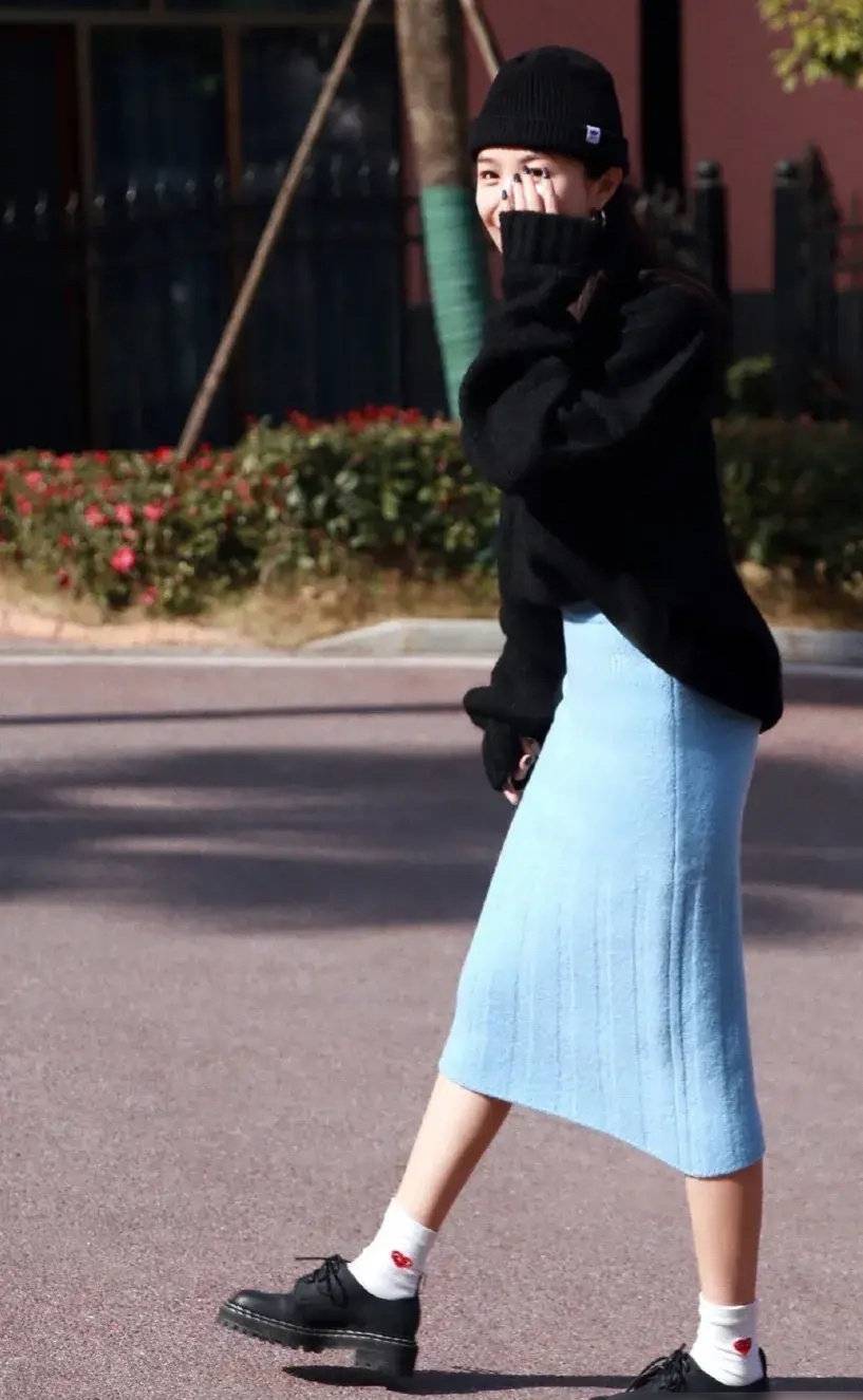 黑色|33岁李菲儿化身日系少女，穿樱花泡泡裙复古甜美，气质真好