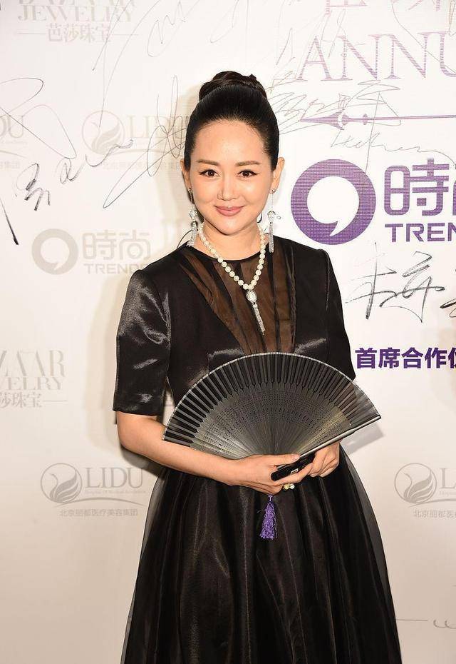 黑色|王志飞老婆挺有名媛感的，黑色薄透裙配珍珠项链，身材挺高挑的
