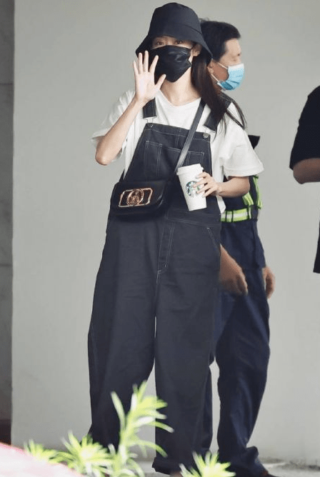 张小斐|张小斐红了也没架子，一身oversize装低调走机场，很有酷姐姐韵味