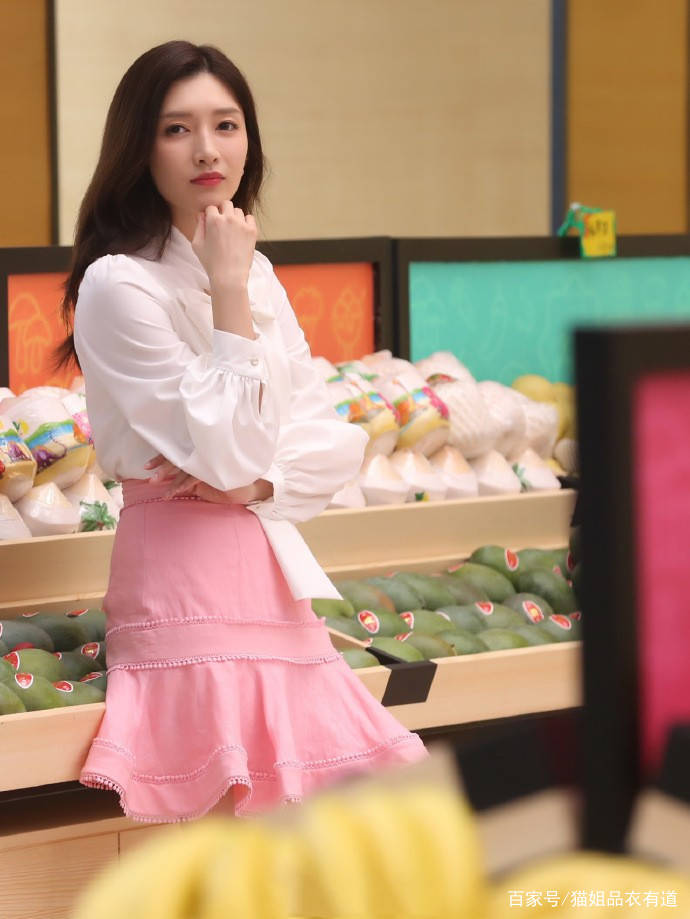 视觉|1米68的江疏影体重还不过百，穿白衬衫下摆“塞裙腰”，优雅耐看