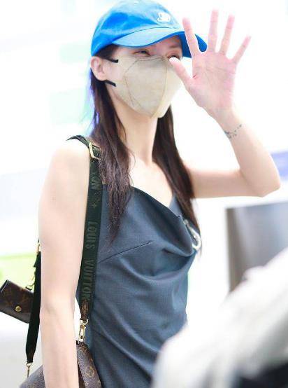 后背|金晨机场穿“荡领”吊带裙,后背设计比前面好看,就是身材太骨感