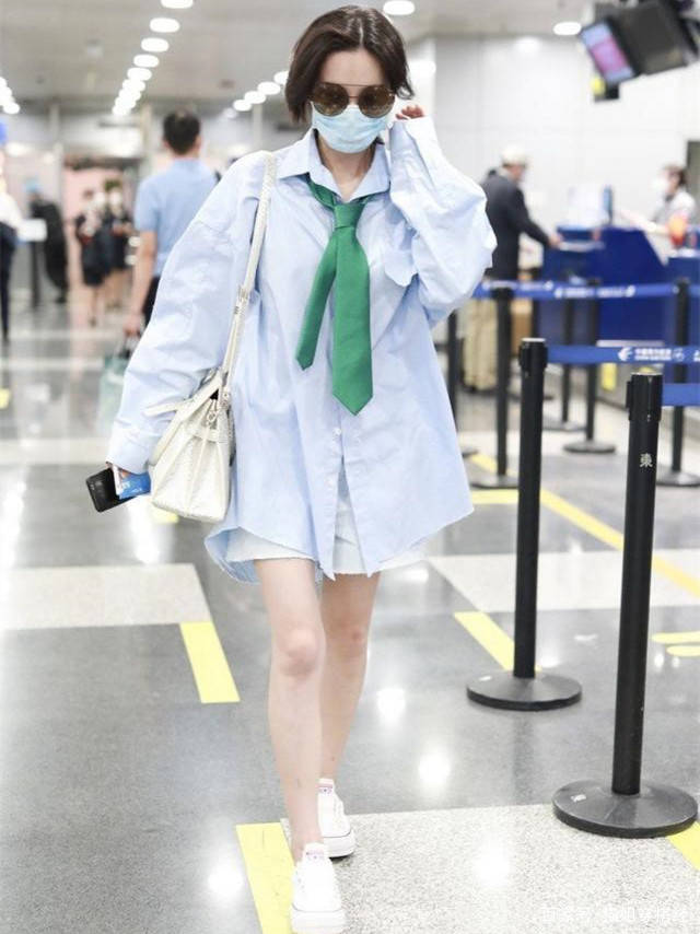 张馨予|张馨予的长腿真给长脸，明明穿着男友风衬衫，女人味可一点都不减