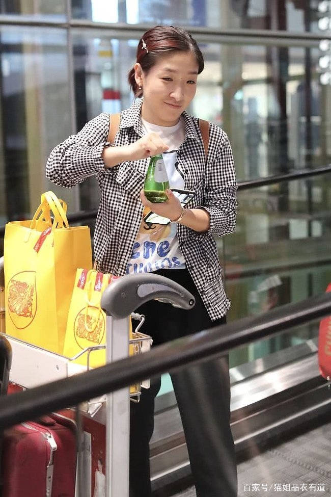 扣子|乒乓球女神刘诗雯挺会穿，场上挺霸气，场下穿格纹衬衫满满少女心