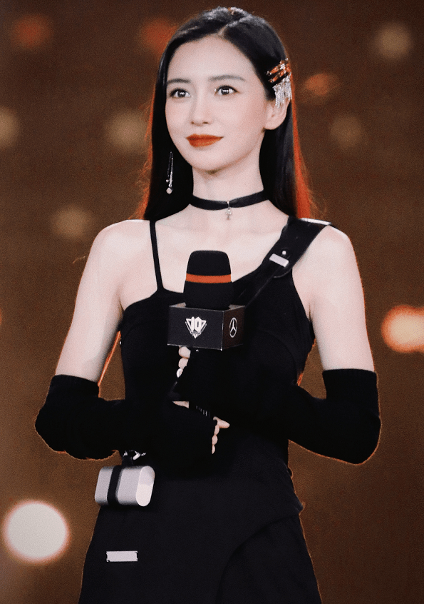 杨颖|Baby现身《英雄联盟》10周年，穿工装露香肩，32岁仍有娃娃脸