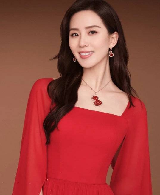 毛衣|33岁刘诗诗丝毫不显老,穿灰色T恤凹造型,气质太绝了