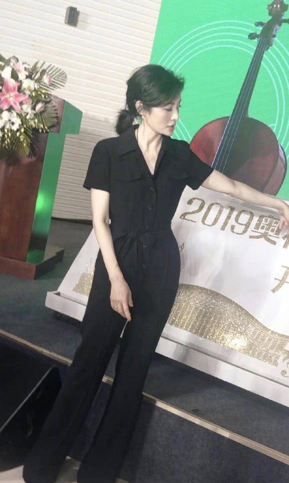 黑色|周涛已经51岁了，一身黑色连体装现身，身材曼妙气质可真好！
