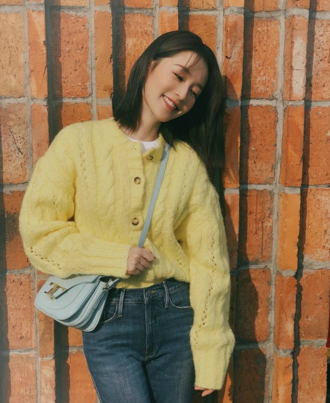 身材|30岁李沁身材这么好？穿红色蕾丝裙丝毫不显臃肿，反而特衬比例