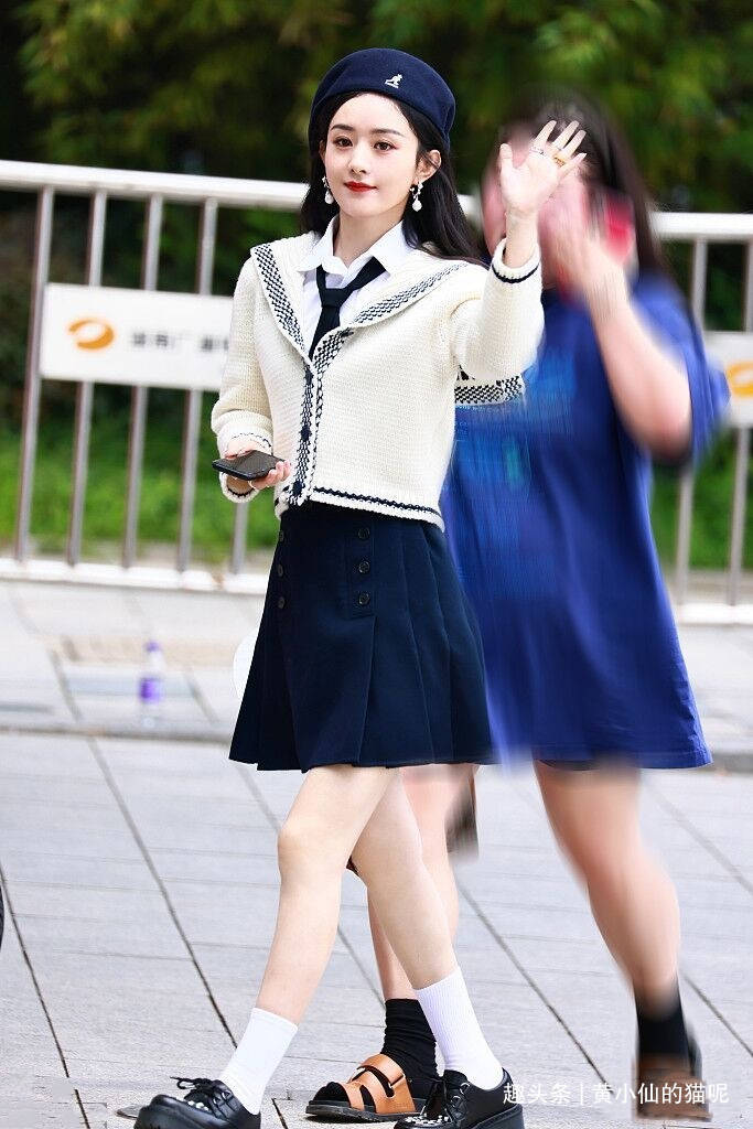 短裙|赵丽颖路透生图状态真好，戴贝雷帽穿小短裙似少女，甜美又可爱