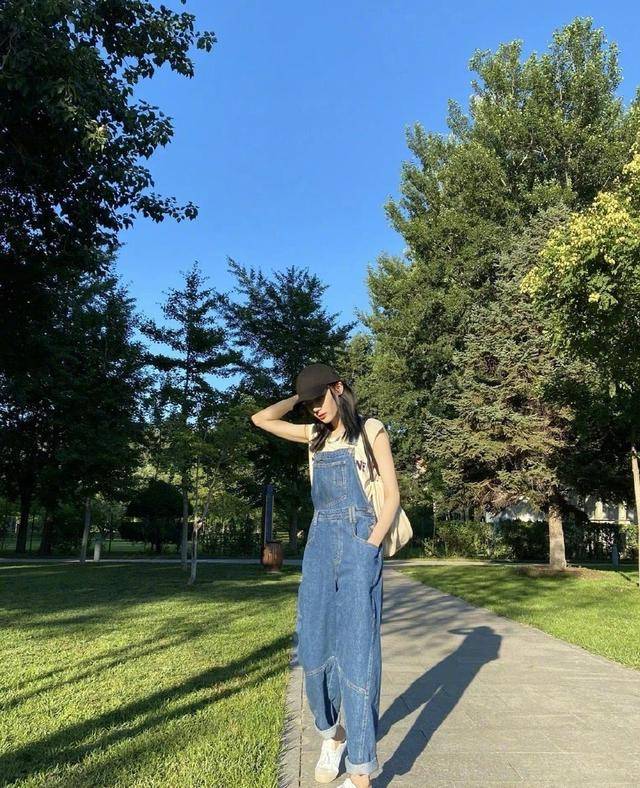 小白|热巴晒男友视角照,穿背带裤打扮似邻家女,小白鞋当拖鞋穿好随性