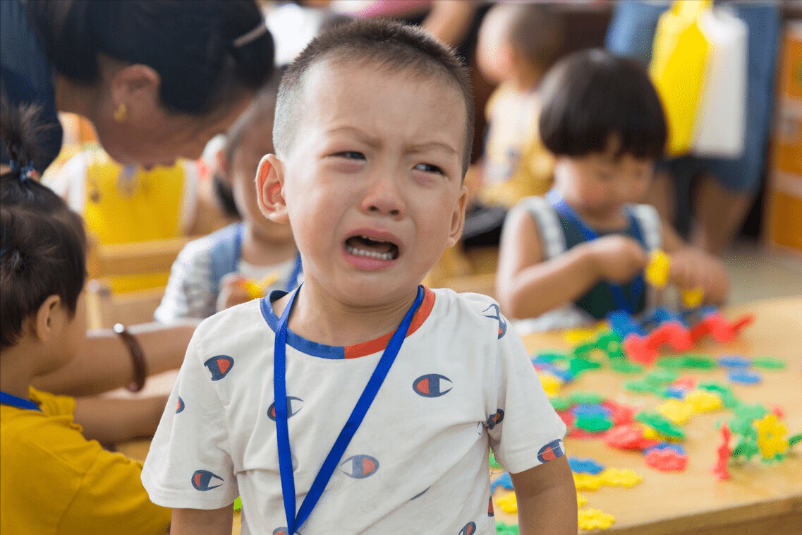 莉莉|孩子初入幼儿园，4种话不要“总问”，越问孩子越不肯去幼儿园