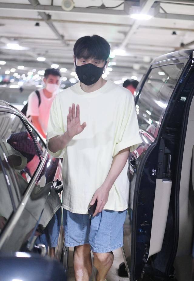 李荣浩|李荣浩够任性的,脚踩人字拖现身机场,边玩游戏超显轻松自在