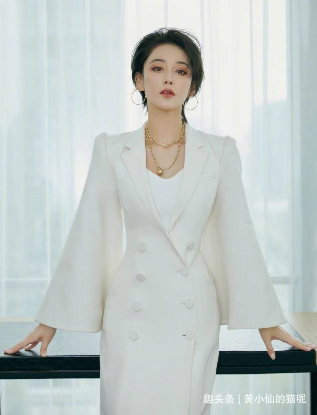 面部|短发的张馨予别有风韵，穿低领连衣裙秀凹凸曲线，女人味十足