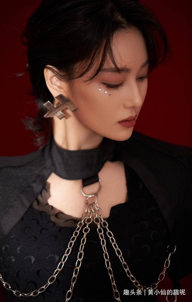 面部|短发的张馨予别有风韵,穿低领连衣裙秀凹凸曲线,女人味十足