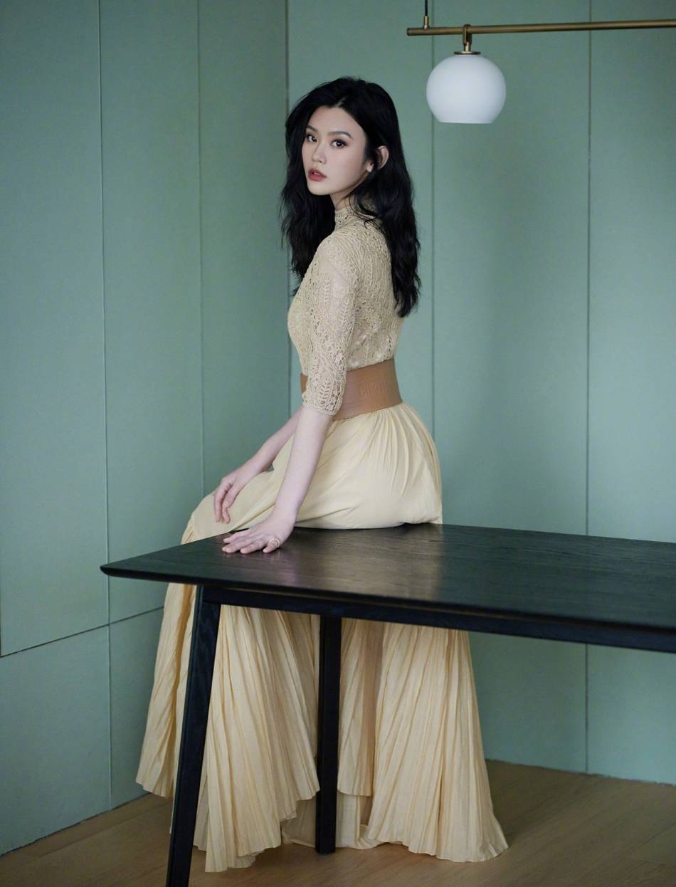 身材|31岁奚梦瑶丝毫不显老，穿藕色礼服裙典雅时尚，身材似少女