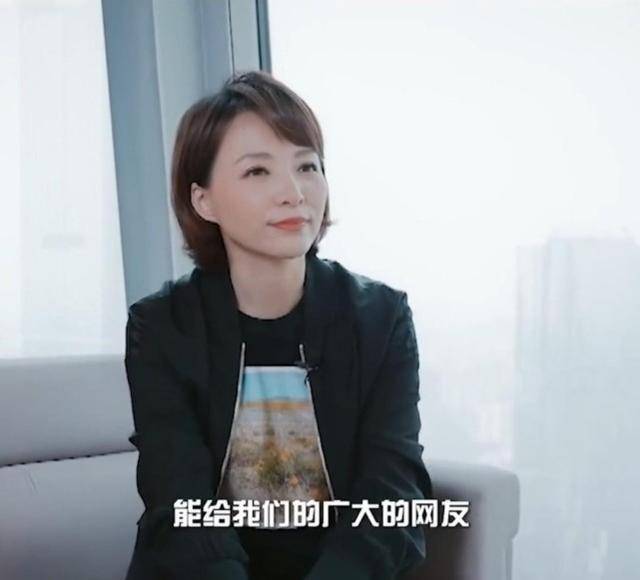 全黑|董卿重回央视一姐范!一袭衬衫在身干练大气,低调开会气场却强大