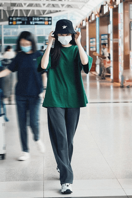 张小斐|张小斐红了也没架子，一身oversize装低调走机场，很有酷姐姐韵味