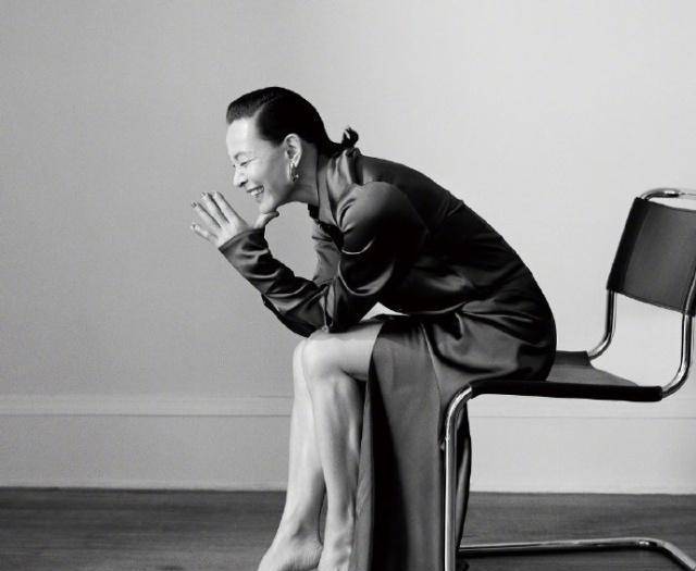 设计|陈冲59岁高调剪大背头,简约穿搭秀出时尚大片,满屏高级感!