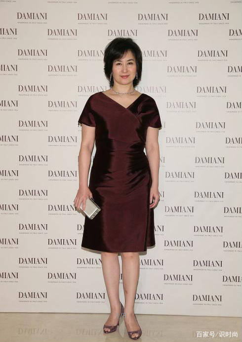 颜色|59岁何超琼现身活动，素色裙也难掩天生丽质，可想她年轻是多美的