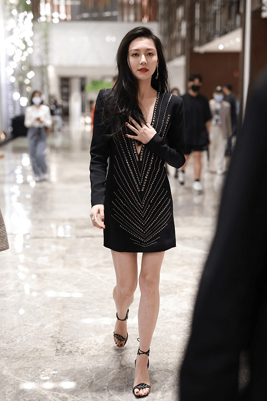 黑色|黄梦莹穿衣真够“大胆”的,穿包臀裙不够还要加大V领,太迷人了