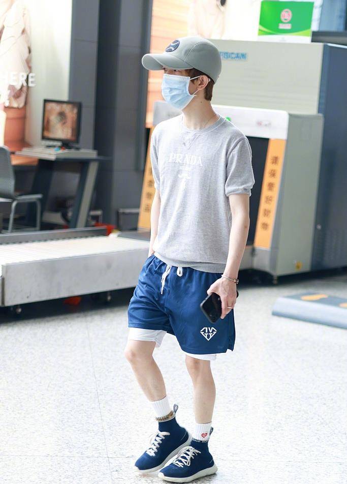 郭敬明|郭敬明罕见现身，全程手揣兜装酷，网友：绝对没有一米五！