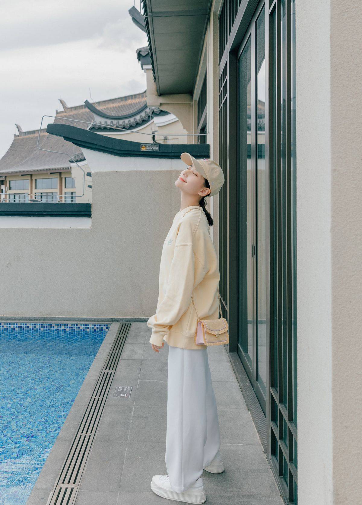 韩系小|何超莲真会穿，衬衫“塞半边”潮流显腿长，黑白色调也能穿得很美