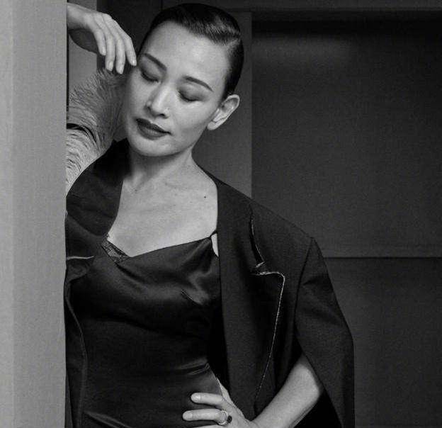 设计|陈冲59岁高调剪大背头,简约穿搭秀出时尚大片,满屏高级感!