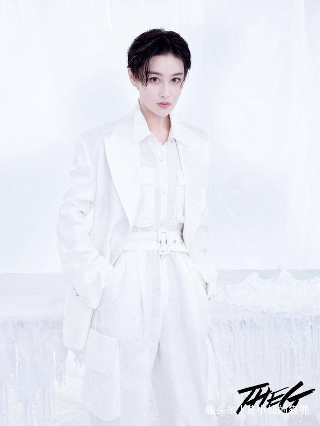 面部|短发的张馨予别有风韵，穿低领连衣裙秀凹凸曲线，女人味十足