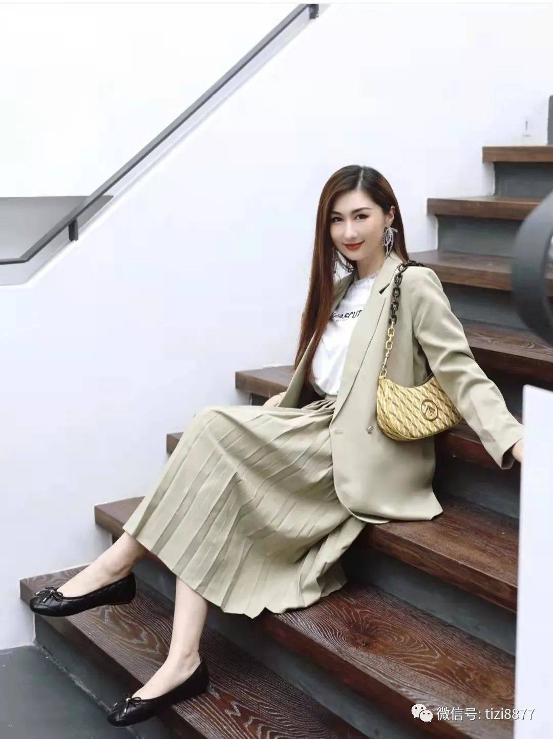 什么|秋天长款百褶裙搭配什么上衣好看