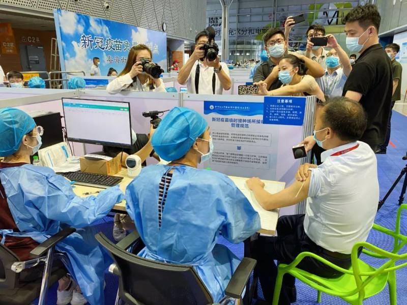 供应|深圳本地首款国产疫苗面世 杜伟民带头接种