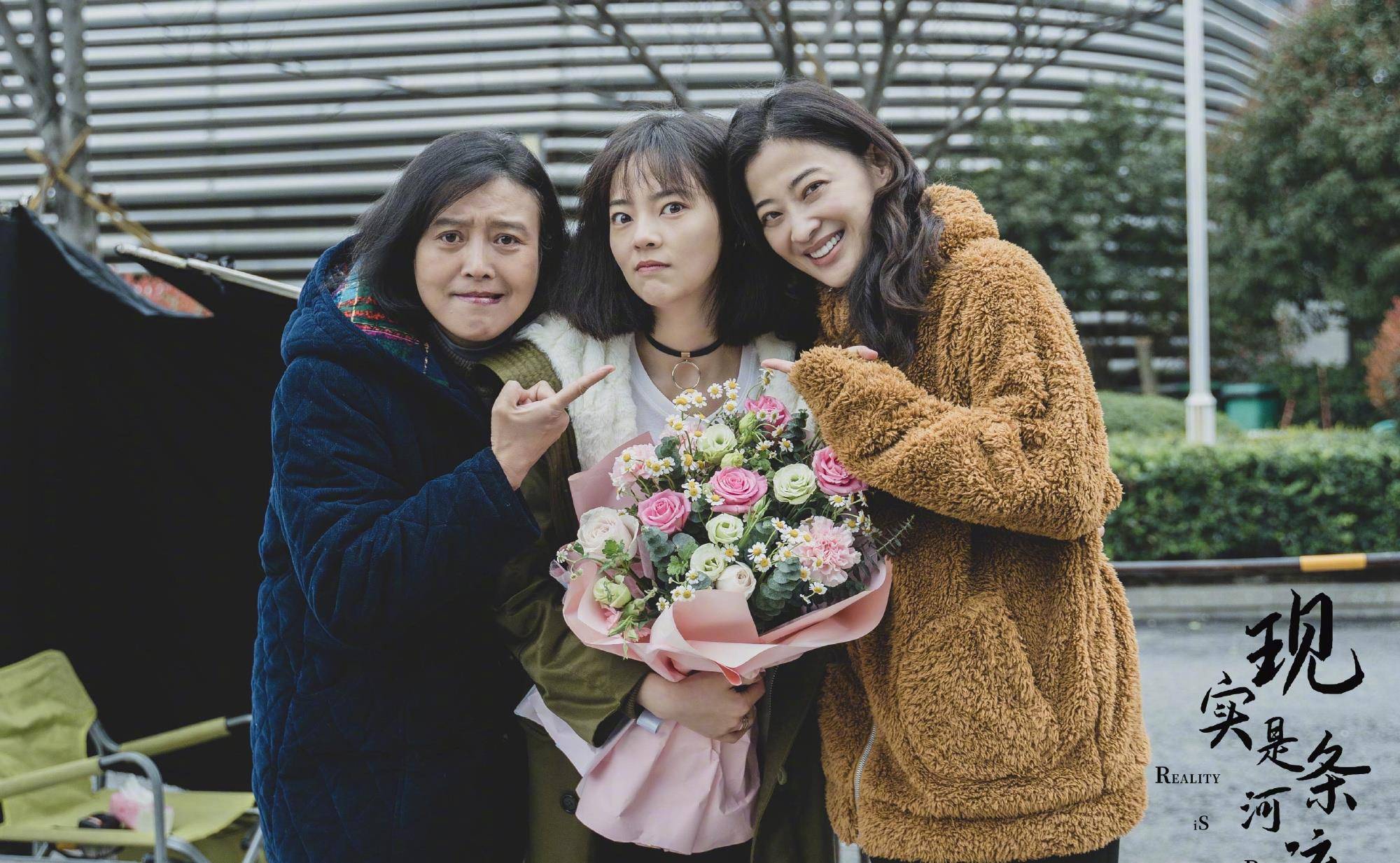 显得|梅婷新戏杀青老公探班，孙红雷前女友罕见出镜，老公发福她暴瘦