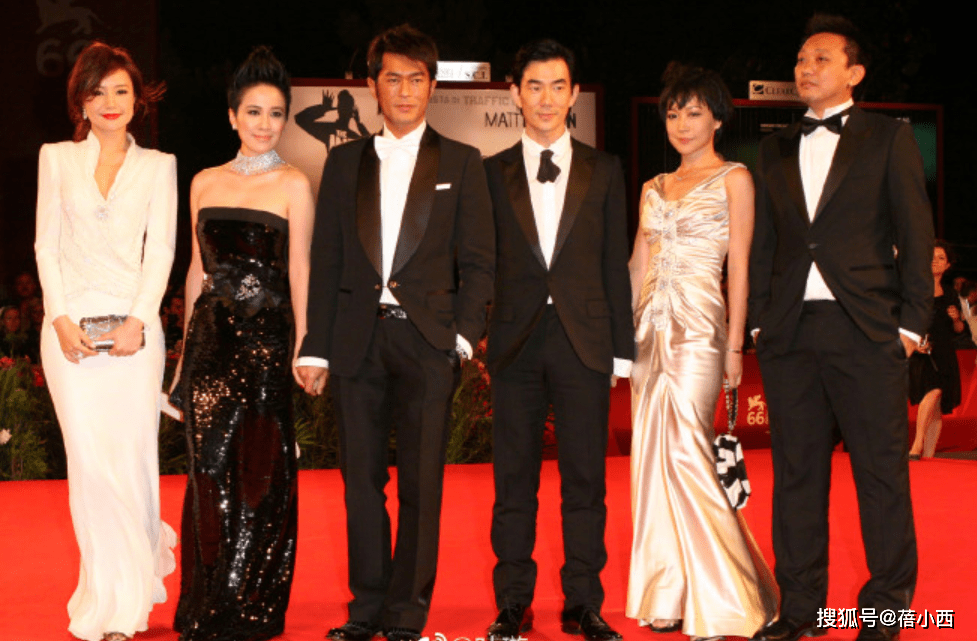 黑色|叶璇这么敢穿？穿白色洞洞连衣裙透出黑色内衣，为博眼球也是拼了