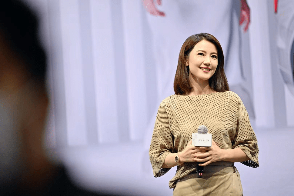 显得|高圆圆担得起“女神”名号,路人镜头下都好美,穿深色裙子也不老