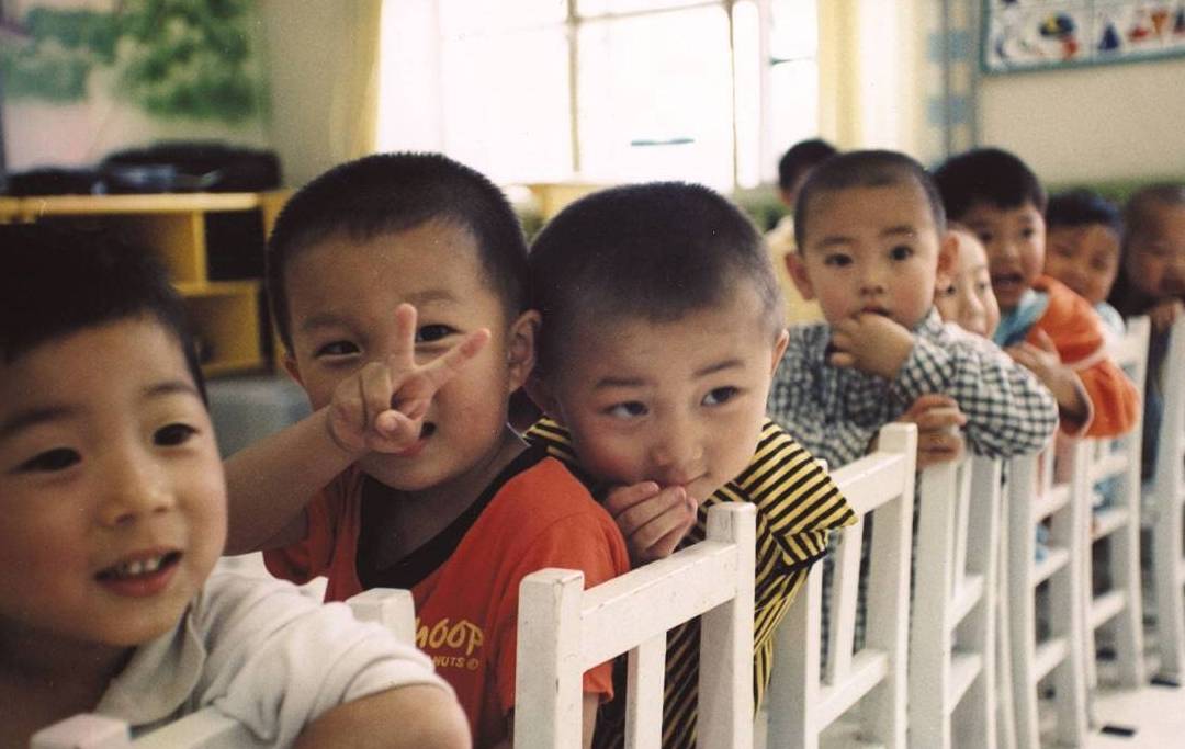 家长|2岁半上幼儿园和4岁上幼儿园，哪种更好？这2个孩子差别太大了