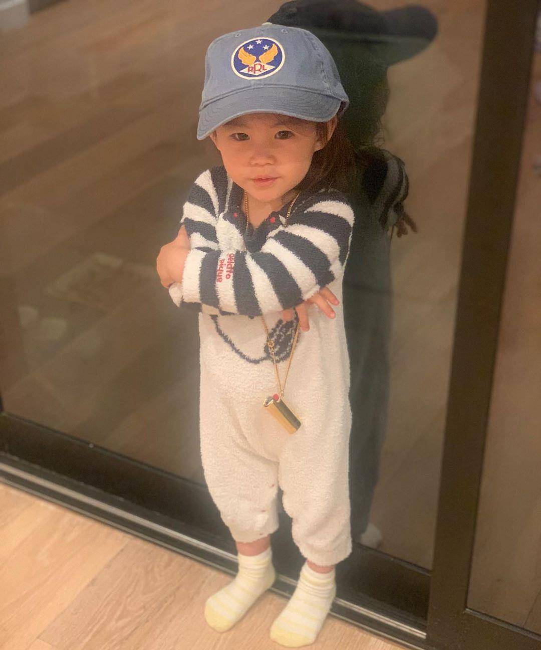 女儿|陈冠希女儿好时髦，白色长衫玩下衣失踪，穿爸爸同款球衣呆萌可爱