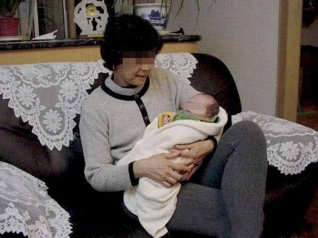 杨姐|生二胎还是抱孙子，两个44岁母亲的不同抉择，结局很真实