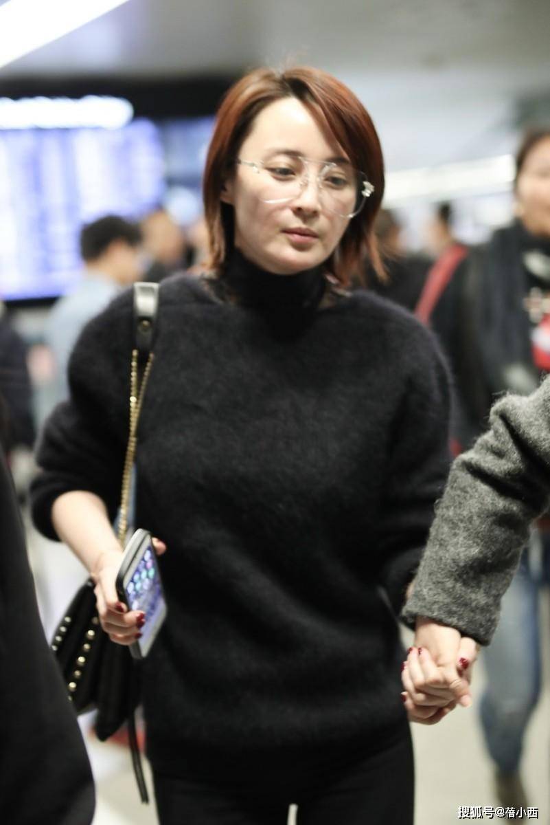 一身|以为蒋勤勤这回保守一点，远看是穿着一身黑，转身后却透出内衣