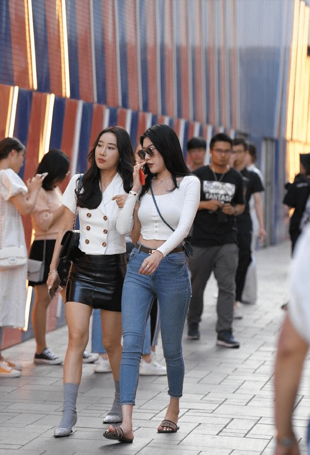 纸片人|“纸片人”身材现在很流行，穿上低腰牛仔裤搭配短款上衣还真好看