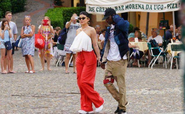 身材|金小妹22岁生日狂换装，束腰印花裙演绎法式宫廷风，狂炫名品身材