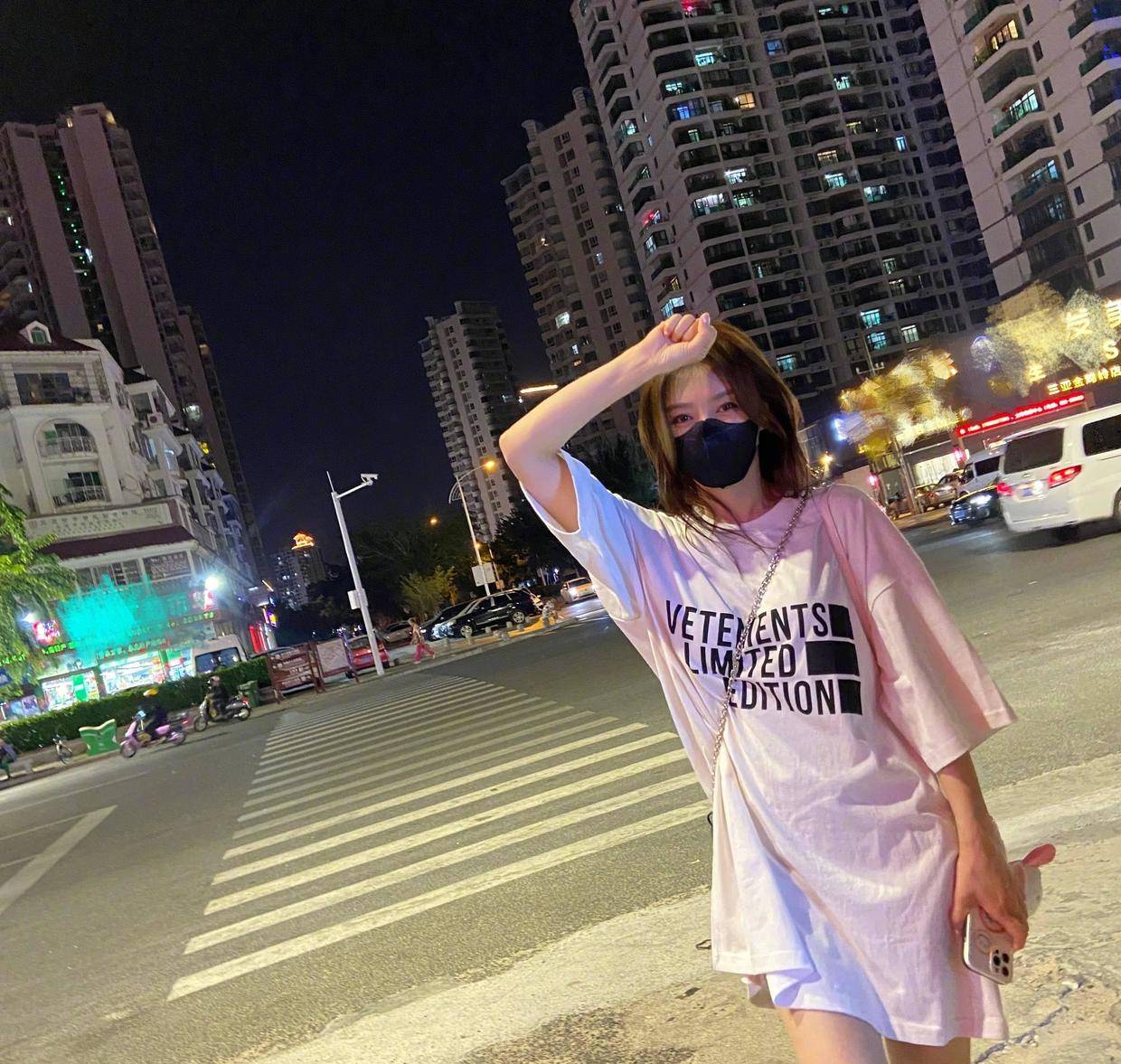 黑色|165cm的秦岚气场全开，穿一件西服配半身裙开叉裙，身材比例绝了