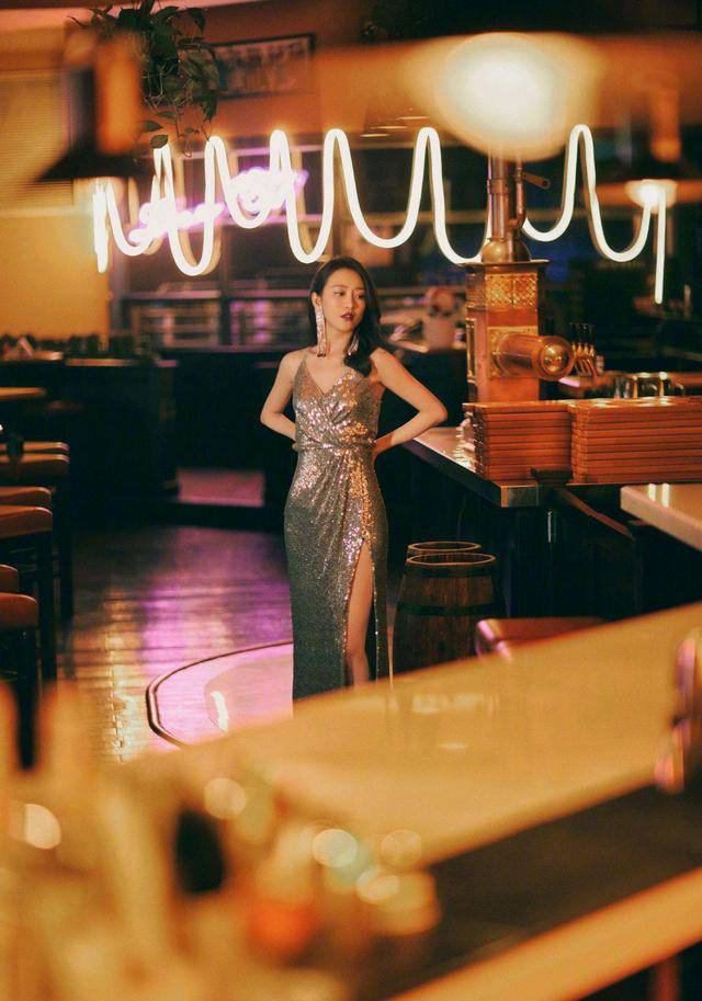 王鸥|王鸥才是“盛世美颜”，穿“液体裙”亮相高级精致，美得不可方物
