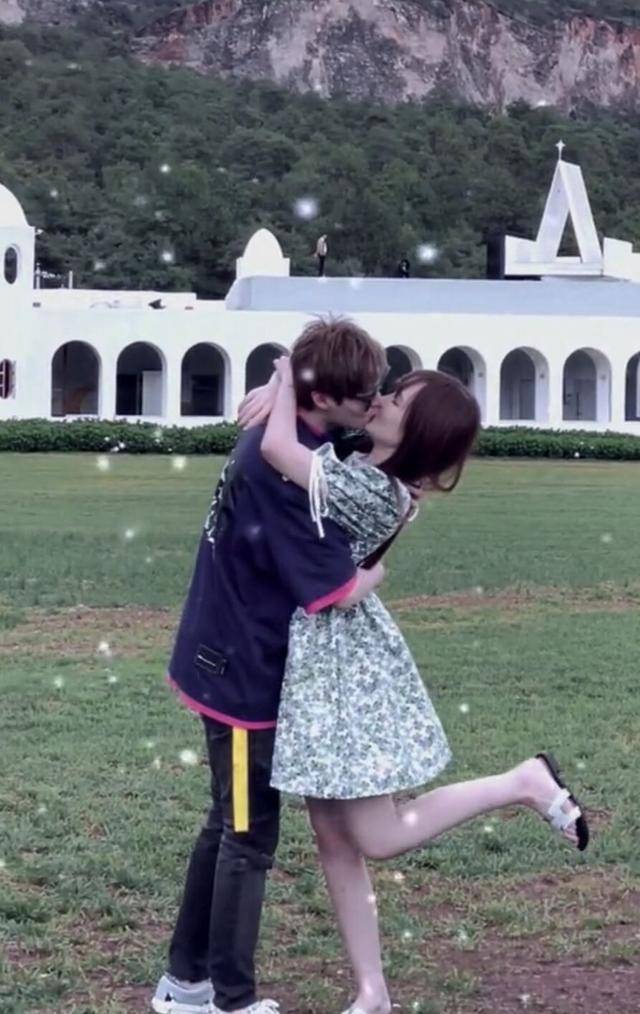 原创赵本山女儿球球晒出游照与男友甜蜜搂腰热吻衣着宽松疑有孕